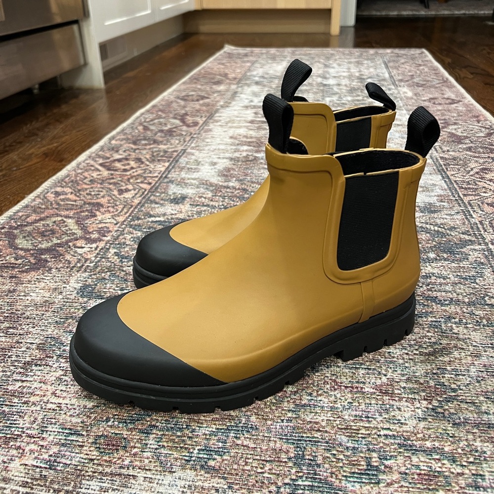 Everlane Golden Oak Tan Chelsea Rain
Boot Size 10